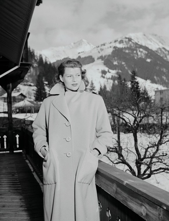 (Légende originale) La princesse Rita prend l'air.  Gstaad, Suisse: Chaudement fourrée, Rita Hayworth est montrée en train de se promener à Gstaad peu après son arrivée dans cette station suisse de Lausanne où ...