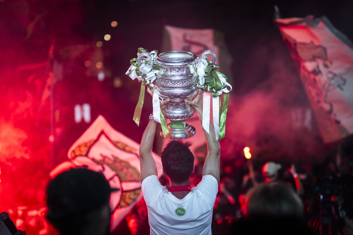 Jordi Quintilla vom FC St. Gallen feiert den Sieg mit der Trophae nach dem Fussball Cupfinal gegen den FC Stade Lausanne-Ouchy, am Sonntag, 24. Mai 2026, in St. Gallen. (KEYSTONE/Gian Ehrenzeller)