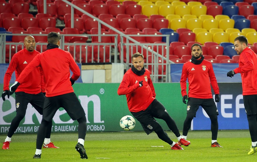 epa06342256 Benfica&#039;s Haris Seferovic (C) attends a training session at VTB arena in Moscow, Russia, 21 November 2017. Benfica will face CSKA Moscow in the UEFA Champions League group A soccer ma ...