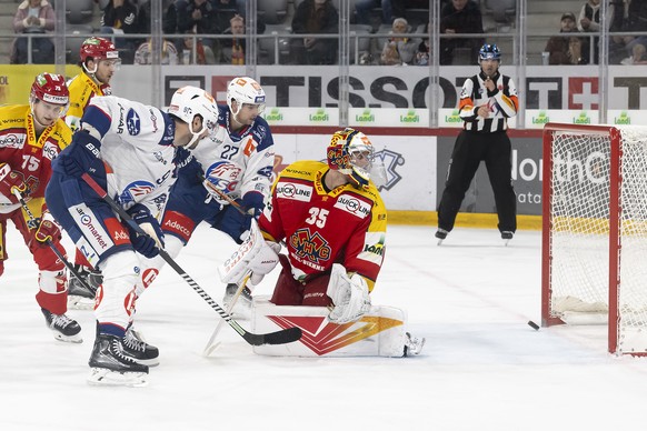 Zuerichs Denis Hollenstein, links, schiesst ein Tor zum 2-2 gegen Torhueter Harri Saeteri, EHCB, rechts, beim Eishockey Meisterschaftsspiel der National League zwischen dem EHC Biel und den ZSC Lions, ...