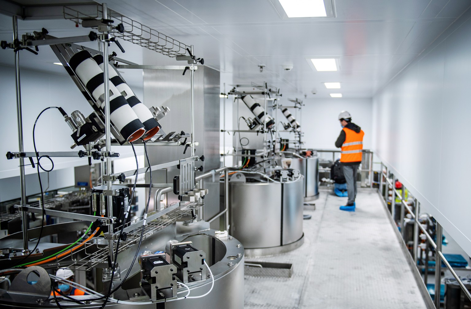 epa08724569 A staff member sets up an antibody production line at the Ibex building of Lonza, where part of the Moderna mRNA coronavirus disease (COVID-19) vaccine will be produced, in Visp, Switzerla ...