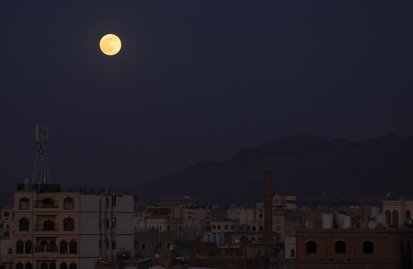 epa12505352 A full moon shines over Sana?a, Yemen, 05 November 2025. The full moon on this date, known as the Beaver Moon, is the second supermoon of 2025. EPA/YAHYA ARHAB