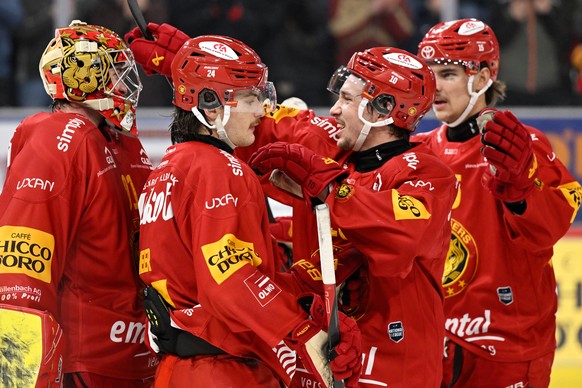 Tigers Goalie Robin Meyer, Noah Meier, Joshua Fahrni, Tim Mathys, von links, jubeln nach dem Eishockey-Qualifikationsspiel der National League, zwischen den SCL Tigers und dem EHC Biel, am Samstag, 3. ...