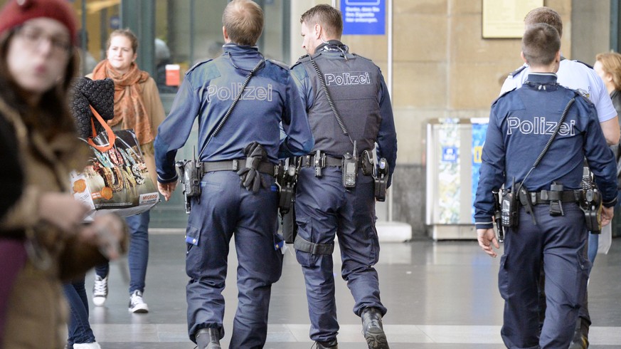 ARCHIV - ZU DEN NEUEN KRITERIEN DER STADTPOLIZEI ZUERICH BEI PERSONENKONTROLLEN, AM MONTAG, 20. NOVEMBER 2017, ERHALTEN SIE FOLGENDE THEMENBILDER ---- Beamte der Zuercher Stadtpolizei im Hauptbahnhof  ...