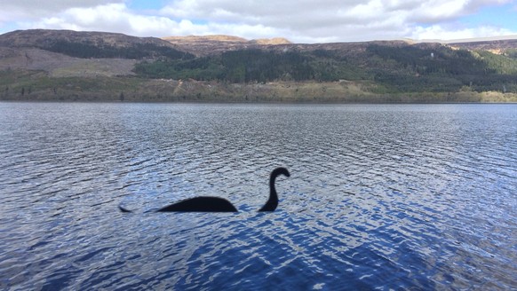 Das Ungeheuer von Loch Ness ist wieder gesichtet worden! Zumindest etwas mit 4 bis 5 HÃ¶ckern
ich habe es am 14. Mai 2016 selber fotografiert! Ganz deutlich zu sehen :-)