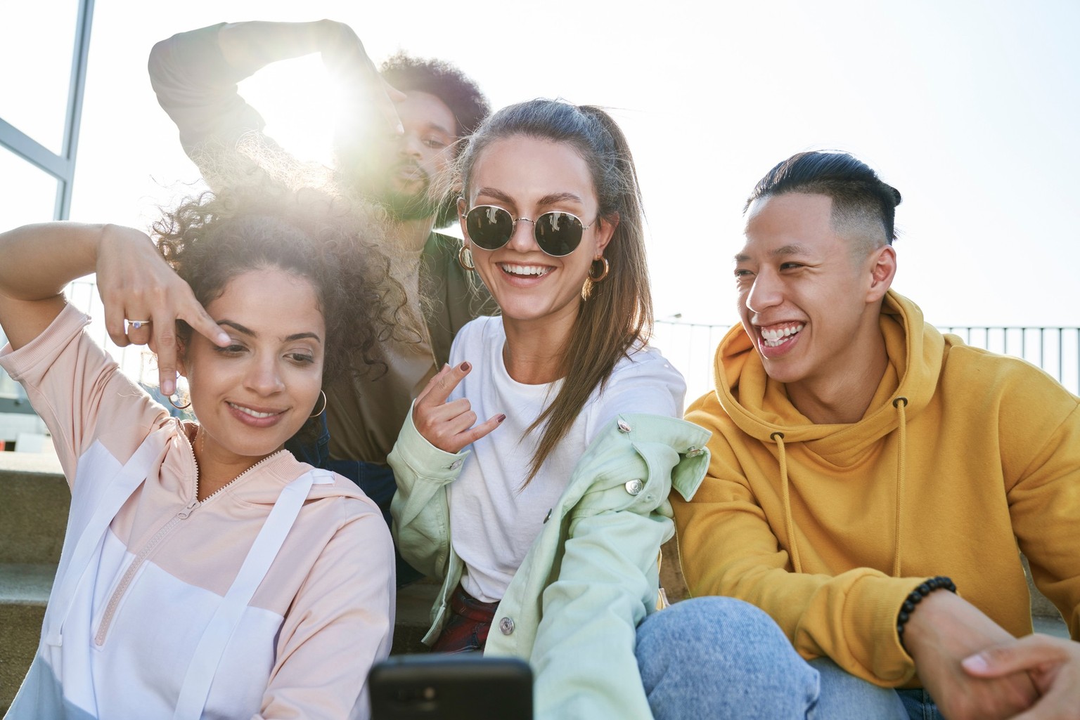 Generation Z am Selfies machen.