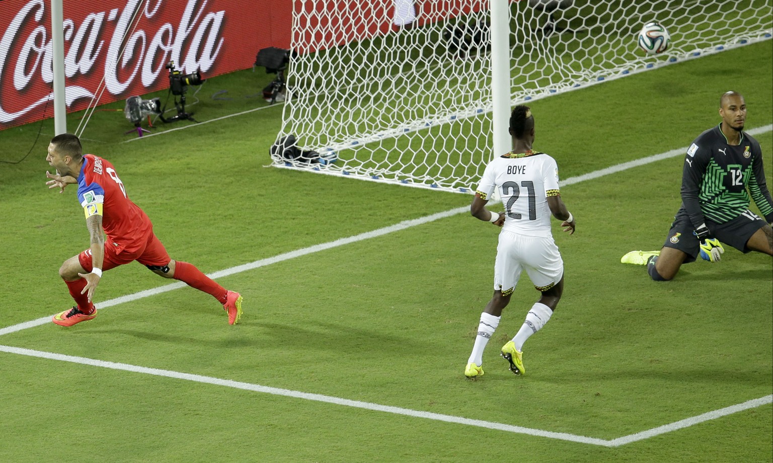 Goalie Adam Kwarasey ist geschlagen, der Ball im Netz: Nach 32 Sekunden darf Clint Dempsey bereits jubeln.