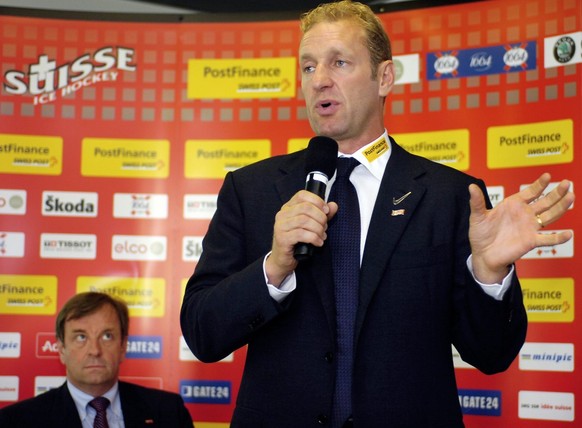 Suisse Hockey-Nationaltrainer Ralph Krueger, rechts, beobachtet von Ligapraesident Franz Zoelch, links, aeussert sich an der Saisonmedienkonferenz, am Dienstag, 30. August 2005 in Bern, zu den Saisonz ...