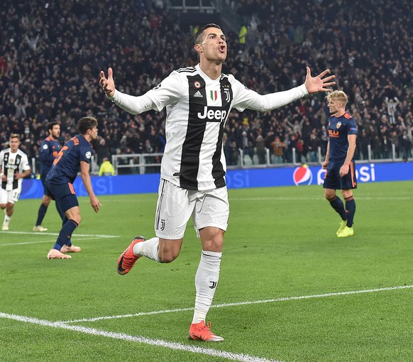 Juventus&#039; Cristiano Ronaldo celebrates after Mario Mandzukic scored during the Champions League group H soccer match between Juventus and Valencia at the Allianz stadium in Turin, Italy, Tuesday, ...