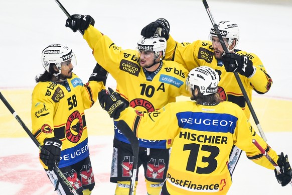 Die Berner um 0-2 Torschuetzen Tristan Scherwey, zweiter von links, bejubeln dessen Tor, beim fuenften Playoff-Halbfinalspiel der National League A zwischen dem HC Davos und dem SC Bern, am Samstag, 2 ...