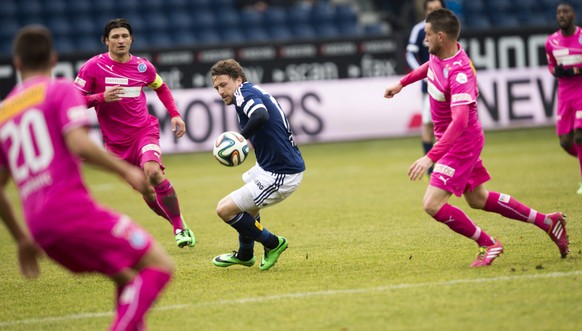 Daniel Gygax, Mitte, vom FC Luzern gegen die Abwehr von GC beim Fussball Meisterschaftsspiel der Super League zwischen dem FC Luzern und dem Grasshopper Club Zuerich am Sonntag, 2. Februar 2014, in de ...