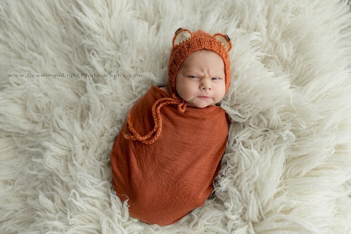Hässiges Baby bei Baby-Fotoshooting