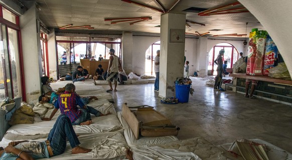 Erschöpfte Flüchtlinge im stillgelegten Hotel Captain Elias auf Kos (7. August).