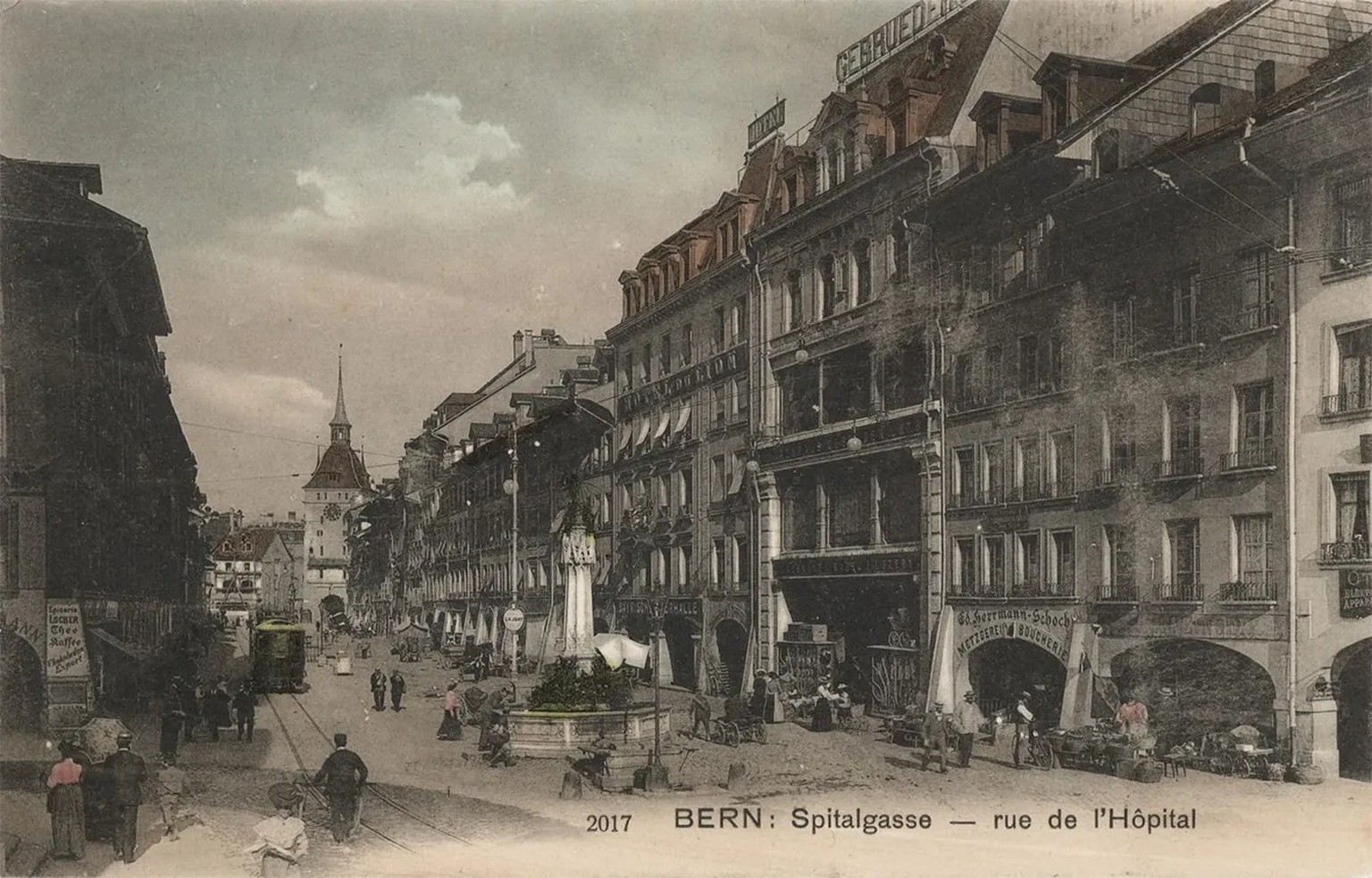 Spitalgasse mit dem Warenhaus Loeb, der sogenannten «Zahnlücke», zwischen 1905 und 1910. Gut zu sehen ist die mehrstöckige Schaufensterfront.
https://katalog.burgerbib.ch/detail.aspx?ID=247156