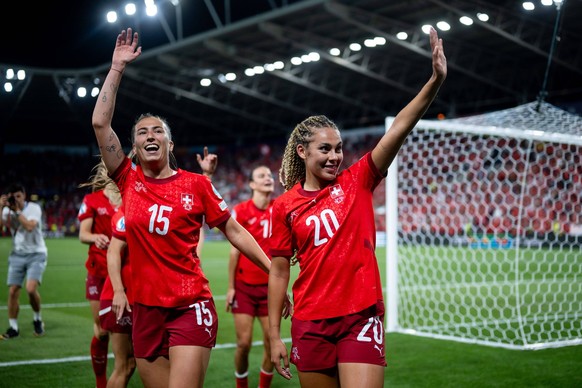Laia Balleste Schweiz, 15, Alayah Pilgrim Schweiz, 20 und Team jubeln ueber das 1:1 Unentschieden und Einzug in das Viertelfinale, SUI, Schweiz vs Finnland, Fussball, UEFA Womens Euro 2025, Gruppe A,  ...