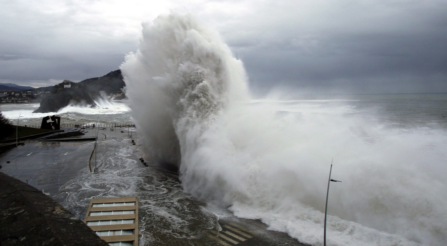 Bis zu zehn Meter hohe Wellen wüten an der spanischen Atlantikküste.&nbsp;
