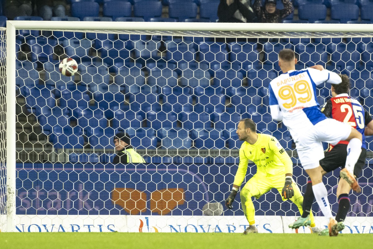 Basels Torhueter Mirko Salvi ist beim Schuss von GCs Dorian Babunski, von links, machtlos und muss das Tor zum 0:1 zugestehen im Fussball Meisterschaftsspiel der Regular Season der Super League zwisch ...