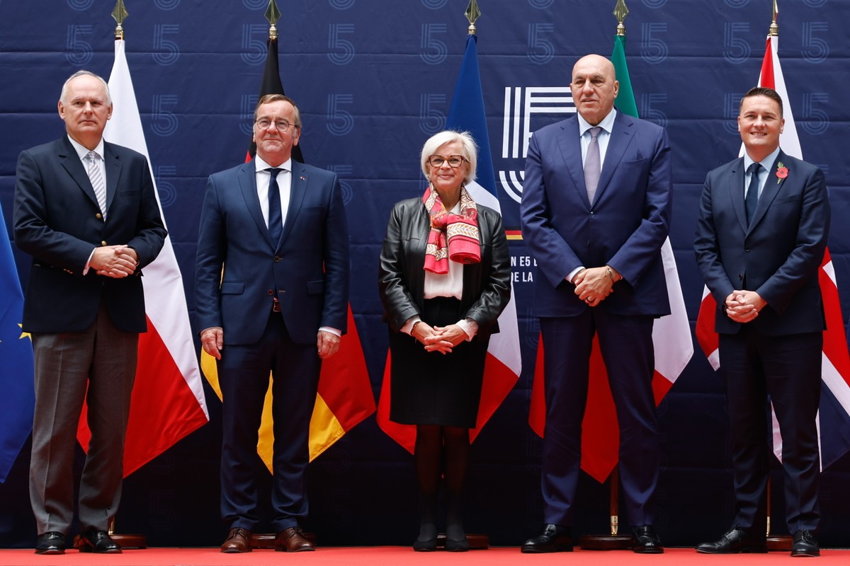 epaselect epa13332477 (L-R) Polish Deputy Minister of National Defense Pawel Zalewski, German Defense Minister Boris Pistorius, French Minister for the Armed Forces and Veterans Affairs Catherine Vaut ...