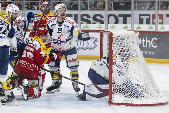Biels Damien Brunner, links, behindert Klotens Steve Kellenberger, Mitte, und Torhueter Juha Metsola im Eishockey Qualifikationsspiel der National League zwischen dem EHC Biel und dem EHC Kloten, am F ...