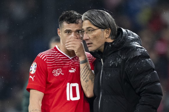 Switzerland&#039;s head coach Murat Yakin speaks with Granit Xhaka during the UEFA Euro 2024 qualifying group I soccer match between Switzerlandat and Kosovo at the St. Jakob-Park stadium in Basel, Sw ...