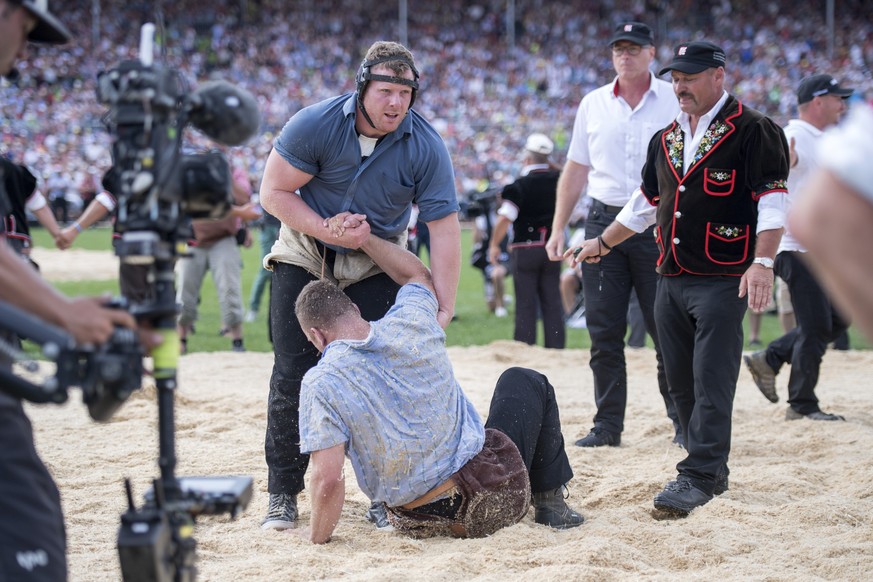 Matthias Glarner, oben, und Armon Orlik, unten, nach dem Schlussgang beim Eidgenoessischen Schwing- und Aelplerfest (ESAF) Estavayer 2016 in Payerne, am Sonntag, 28. August 2016. (KEYSTONE/Urs Flueele ...