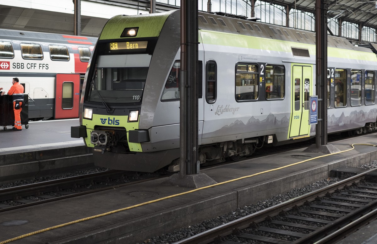 ARCHIVBILD ZUR KOMMUNIKATION DES BAV UEBER DIE VERGABE DER FERNVERKEHRSKONZESSIONEN UND DIE INTERREGIO-LINIEN, AM DIENSTAG, 12. JUNI 2018 - A SBB, left, and BLS train, right, at the train station in L ...