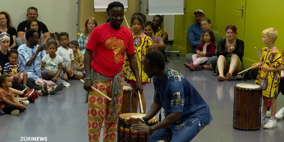 Winterthur feiert erstmals nach der Pandemiepause Afropfingsten. Die Menschen zelebrieren das verlängerte Wochenende mit viel afrikanischer Musik, Essen und Kunst. Video von TeleZüri: Pfingsten 2022.