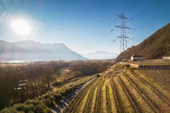 Stromleitung in Gudo, Tessin (vorher/nachher)