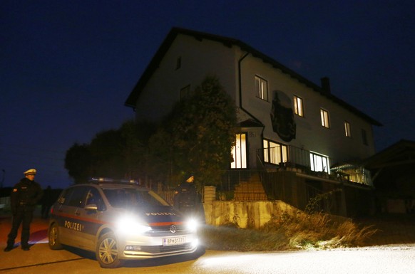 Police stand in front of a house where six people were found dead in Boeheimkirchen, Austria, December 1, 2016. REUTERS/Leonhard Foeger