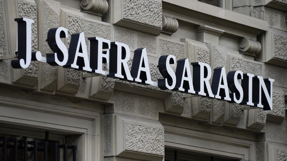 ARCHIV --- ZU DEN RAZZIEN BEI DER PRIVATBANK SAFRA SARASIN STELLEN WIR IHNEN FOLGENDES BILD ZUR VERFUEGUNG --- Das Logo der Bank J.Safra Sarasin, aufgenommen am Mittwoch, 22. Januar 2014, am Paradepla ...