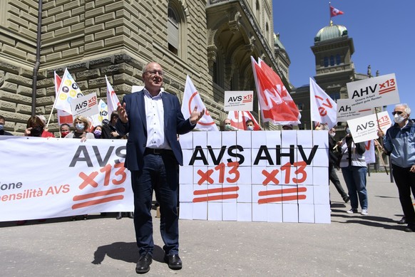 Pierre-Yves Maillard, Praesident SGB, spricht waehrend der Einreichung der Volksinitiative fuer ein besseres Leben im Alter (Initiative fuer eine 13. AHV-Rente), am Freitag, 28. Mai 2021 in Bern. (KEY ...