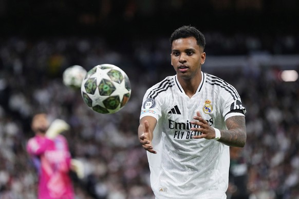 Real Madrid&#039;s Rodrygo catches a ball during the Champions League quarterfinals second leg soccer match between Real Madrid and Arsenal at the Santiago Bernabeu stadium in Madrid, Wednesday, April ...