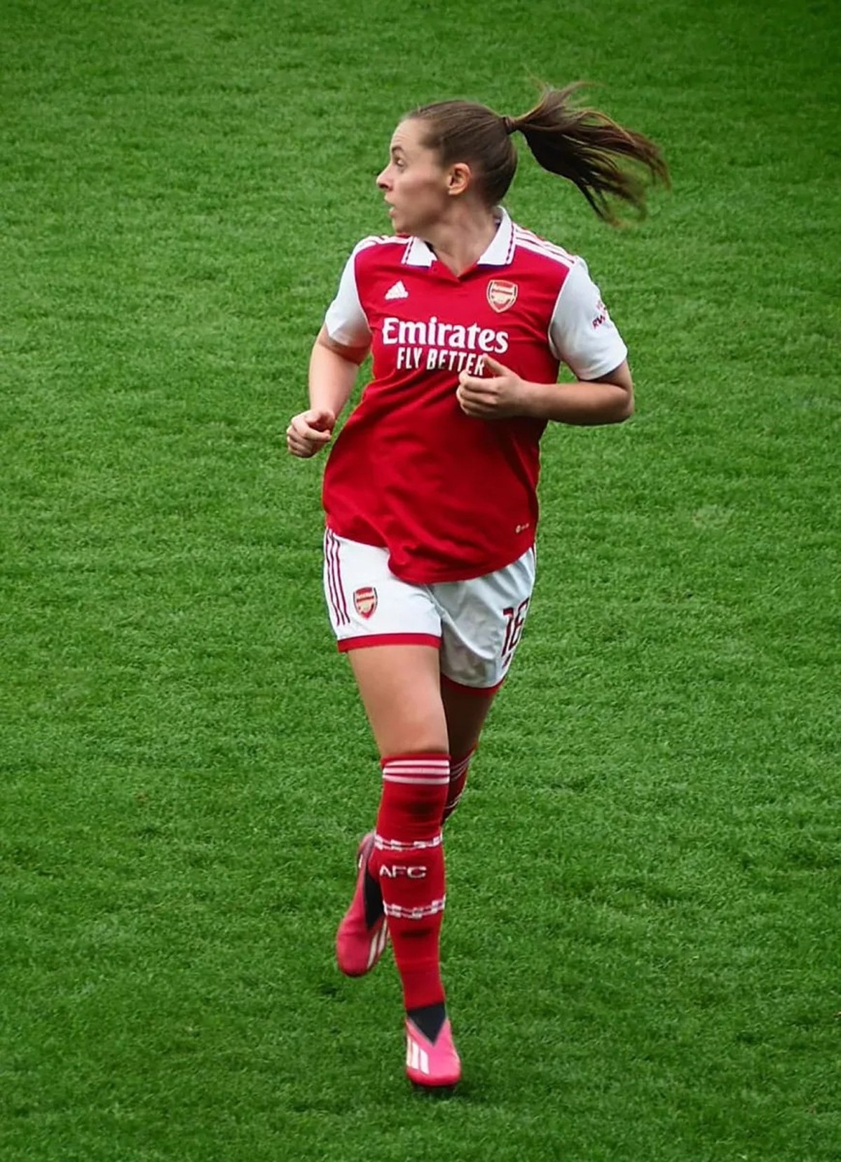 Die Schweizer Nationalspielerin Noelle Maritz im Dress von Arsenal. Mittlerweile spielt sie für Aston Villa.
https://commons.wikimedia.org/wiki/File:Noelle_maritz_arsenal_player.jpg