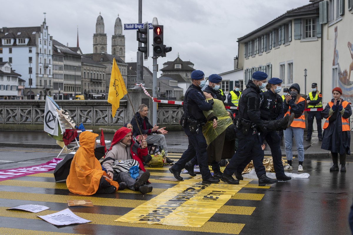 Polizisten verhaften die Menschen der Klimaorganisation "Extinction Rebellion" auf der Strasse in der Zuercher Innenstadt, aufgenommen am Dienstag, 5. Oktober 2021 in Zuerich. (KEYSTONE/Enni ...