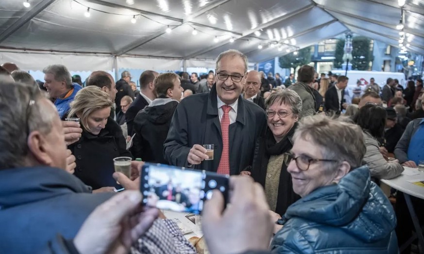 Impressionen des SVP-Volksfest auf dem Kapellplatz in Luzern unter anderem mit Bundesrat Guy Parmelin. Ueli Maurer konnte an diesem Abend nicht teilnehmen. (21. Oktober 2022)