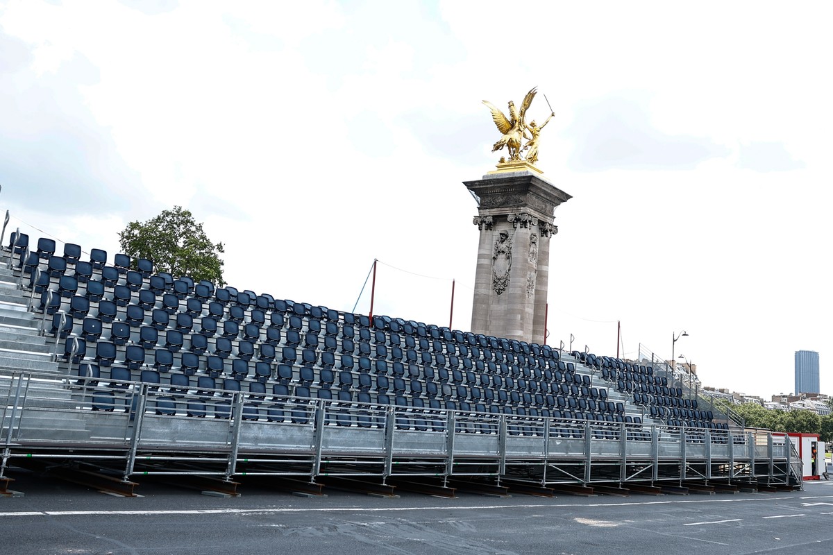 ARCHIV - ZUM KEYSTONE-SDA-TEXT UEBER DIE VENUES AN DEN OLYMPISCHEN SPIELEN 2024 IN PARIS STELLEN WIR IHNEN FOLGENDES BILDMATERIAL ZUR VERFUEGUNG - epa11389675 A general view over seats installed on Po ...