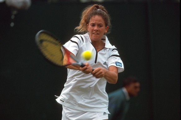 Bildnummer: 00279525 Datum: 30.06.2000 Copyright: imago/Claus Bergmann
Patti Schnyder (Schweiz) - beidh�ndige R�ckhand; Patty, Vdia, quer, close, Ball, beidh�ndig All England Championships 2000, WTA- ...