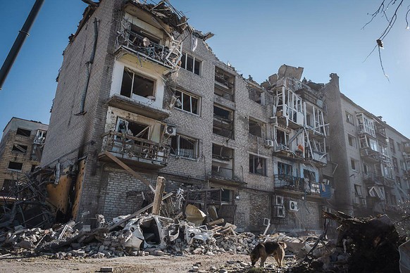 News Bilder des Tages Ukrainian emergency services respond to Russian shelling in Pokrovsk, Donetsk region, on Monday, August 7, 2023. One rescue team member was killed, and five others were wounded d ...