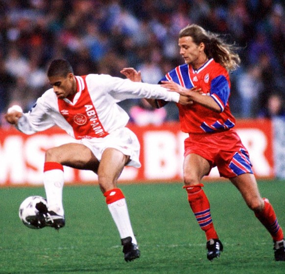 Michael Reiziger schirmt den Ball gegen Alain Sutter (Bayern) ab

Michael Reiziger shields the Ball against Alain Sutter Bavaria from