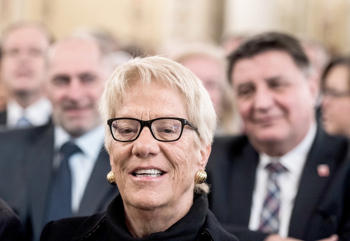 23.02.2018, Hessen, Wiesbaden: Carla Del Ponte, ehemalige UN-Chefanklaegerin, sitzt vor der Preisverleihung im Publikum. Die Schweizerin erhaelt den 23. Hessischen Friedenspreis, der mit 25.000 Euro d ...