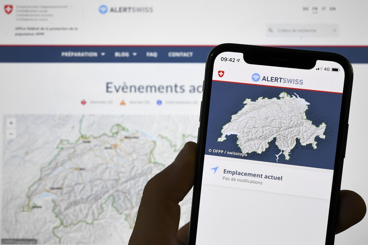 Die Alertswiss-App, fotografiert auf einem Handy vor einer Medienkonferenz zum Thema "Alertswiss: Bund und Kantone eroeffnen neue Wege zur Alarmierung und Information der Bevoelkerung", am D ...