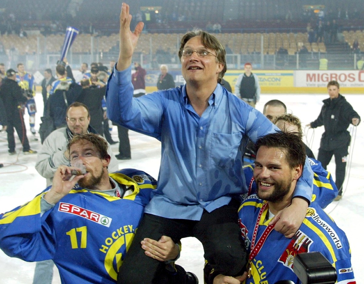 Der Trainer Arno del Curto vom HC Davos, Mitte, wird von Thierry Paterlini, rechts, und Ralph Ott auf den Schulter getragen, nach dem Sieg des HC Davos ueber die ZSC Lions am Samstag, 6. April 2002 in ...