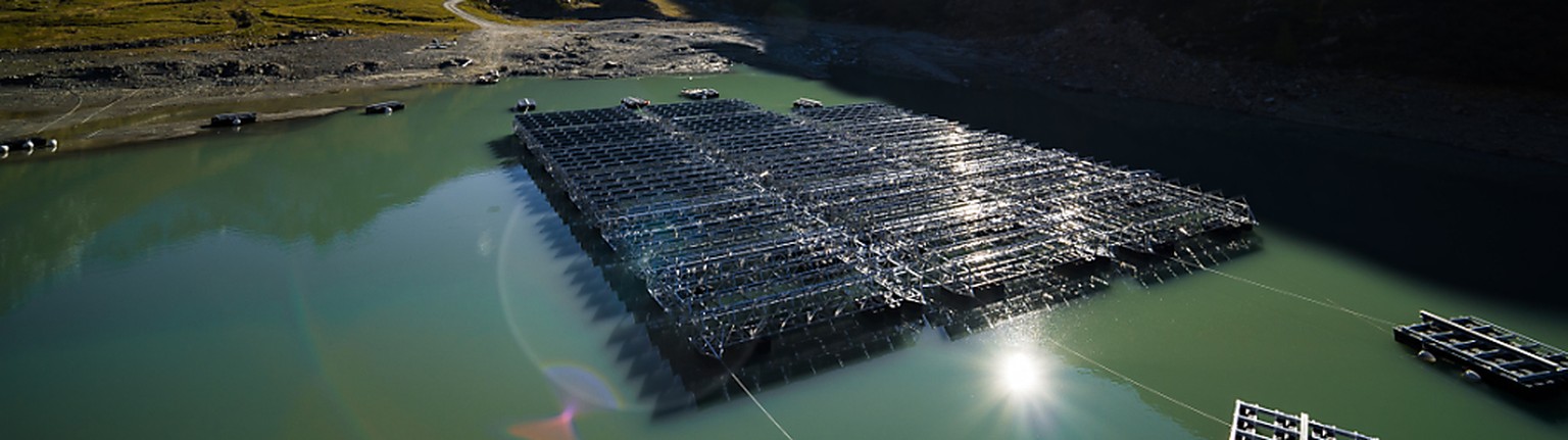 Die schwimmende Solaranlage auf dem Lac des Toules.