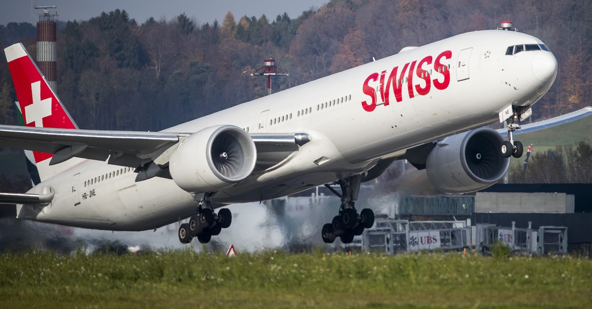 ARCHIV - SWISS-PILOTEN LEHNEN AUFGEBESSERTES GAV-ANGEBOT AB. ES DROHNT NUN EIN STREIK - Eine Boeing 777-300 von Swiss Airlines startet auf der Piste 16 am Flughafen Zuerich, am Dienstag, den 14. Novem ...
