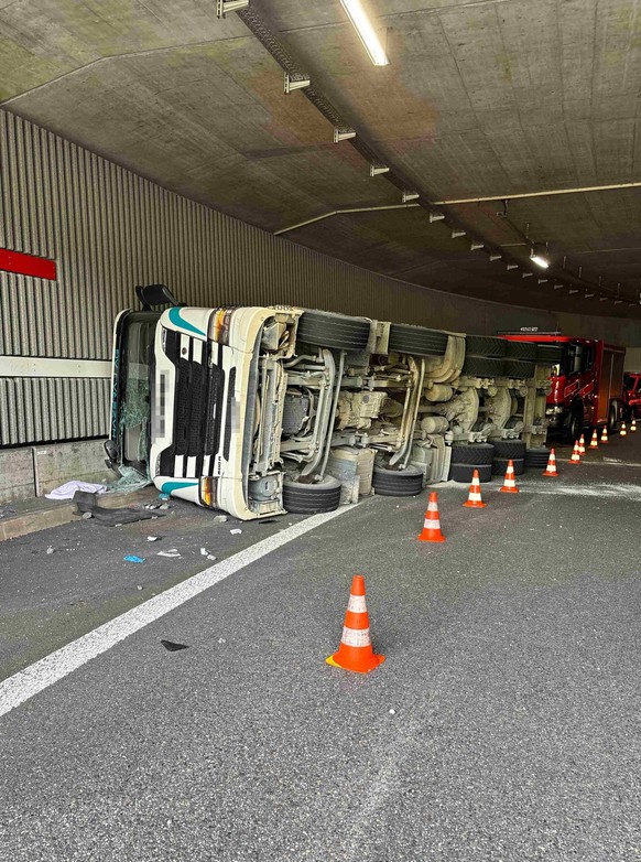 Bei der Autobahnausfahrt Solothurn-West in Fahrtrichtung Zürich ist am Freitagnachmittag, 12. September 2025, ein Lastwagen bei einem Selbstunfall auf die Seite gekippt. Dabei wurde der Lastwagenchauf ...