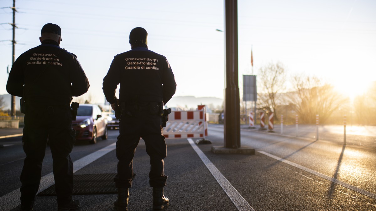 Auf-der-Flucht-vor-dem-Schweizer-Zoll-Mann-schwimmt-durch-den-Rhein-ber-die-Grenze