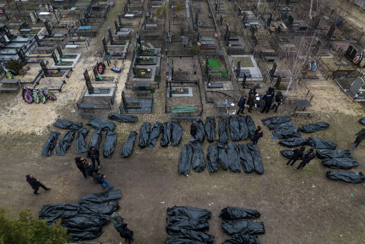Des cadavres dans un cimetière à Boutcha.