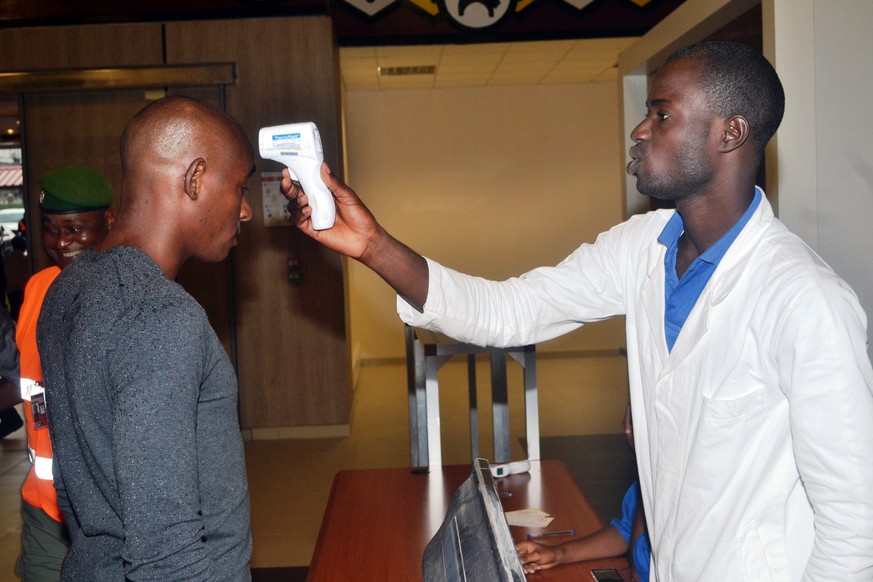 Passagier am Flughafen von Conakry werden untersucht.&nbsp;