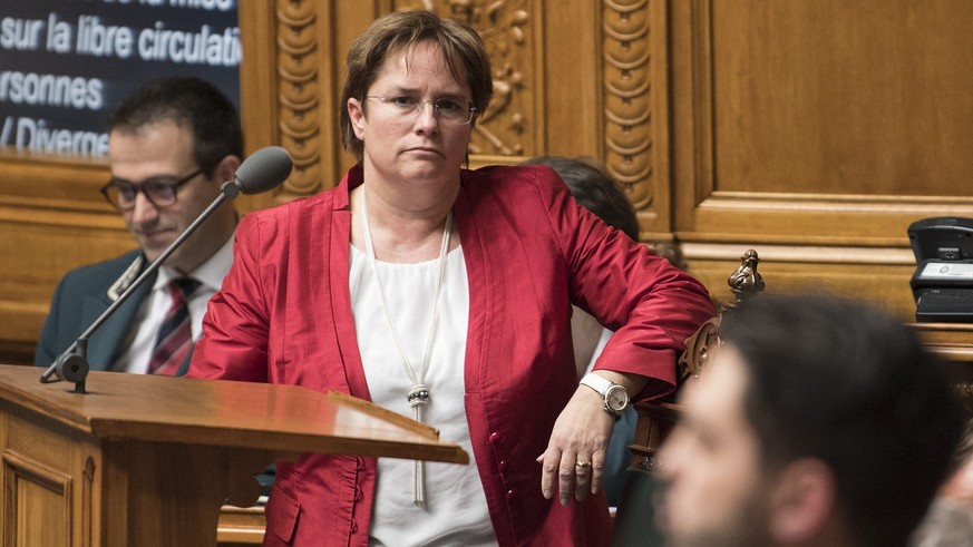 Nationalraetin Magdalena Martullo-Blocher, SVP-GR, links, verfolgt die Rede von Ratskollege Cedric Wermuth, SP-AG, waehrend der Diskussion zum Auslaendergesetz und der Steuerung der Zuwanderung und Vo ...