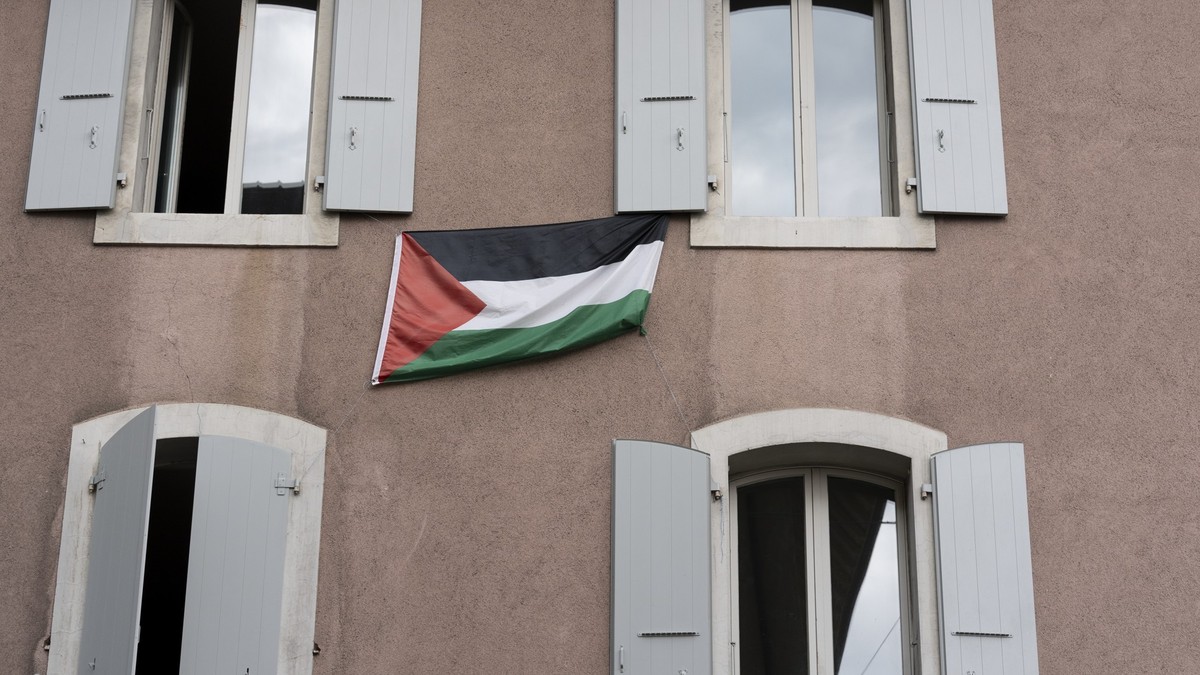 Eine palaestinensische Fahne haengt an den Fensterlaeden eines Hauses, fotografiert am Freitag, 12. Juli 2024 in Neuenburg. (KEYSTONE/Gaetan Bally)